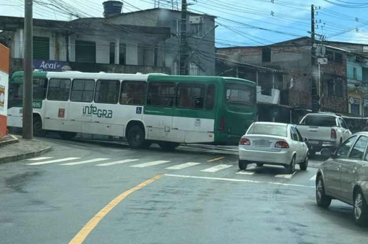 Clima de insegurança: Vila Verde amanhece sem ônibus e sem aula na escola municipal