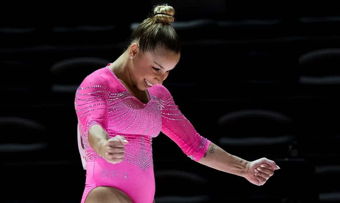 Flávia Saraiva conquista ouro na Copa do Mundo de Ginástica