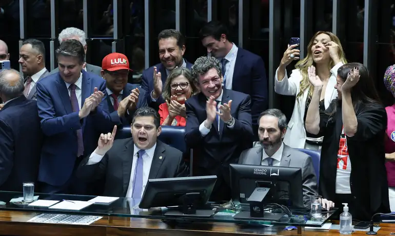Fim da escala 6x1 será promulgada nesta sexta-feira (16)
