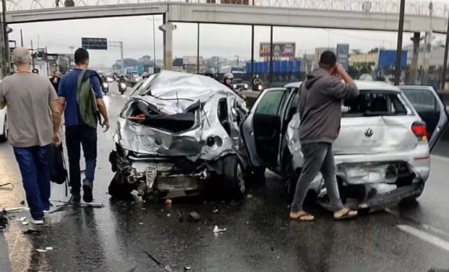 Motorista morre ao volante e provoca acidente com 21 veículos