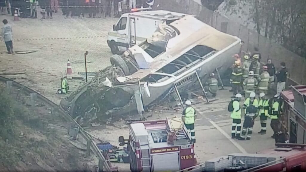 Sobe para 8 o número de mortos no acidente de ônibus que levava torcedores do Corinthians