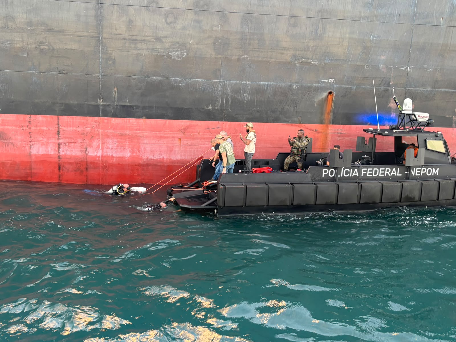 Droga é encontrada escondida em área submersa de navio em Salvador