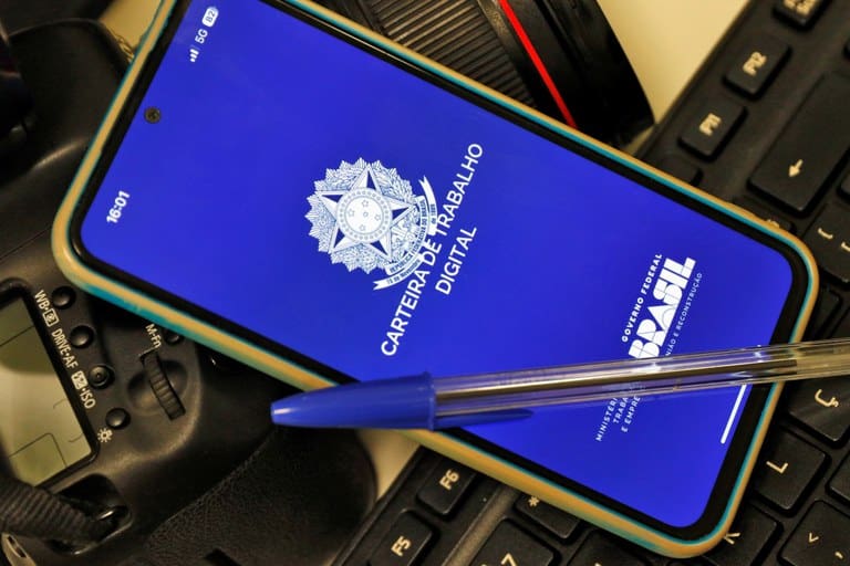 Desemprego no Brasil cai para 5,8%