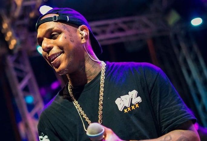 Cantor Oh Polêmico sofreu um acidente de carro na BR-324 a caminho de show na Micareta de Feira