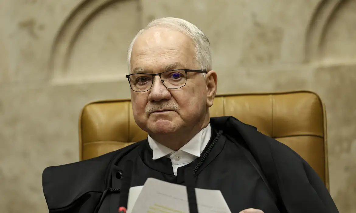 Fachin devolve a André Mendonça relatoria do caso de escândalo do INSS