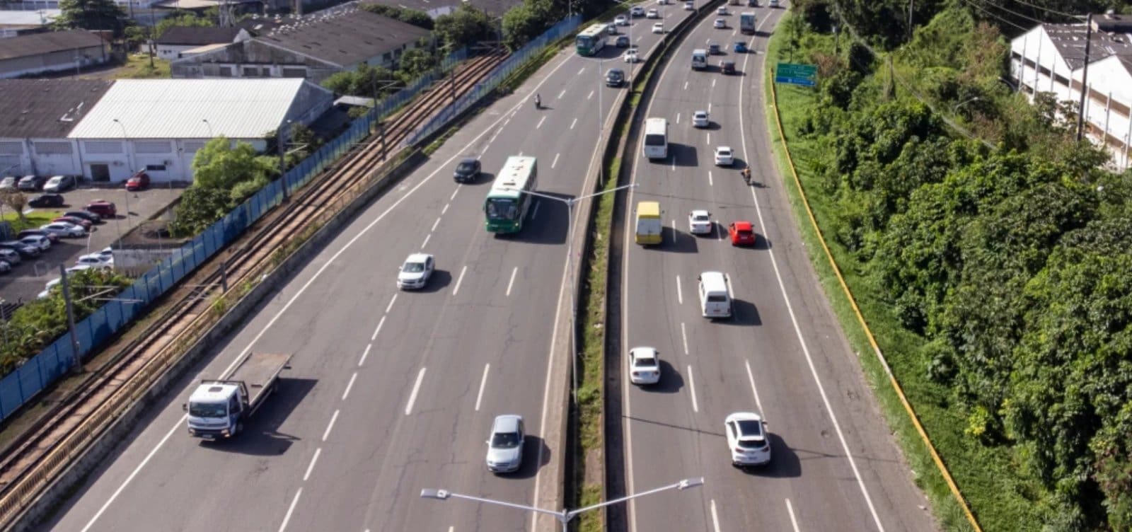 Carreta interdita BR-324 após acidente